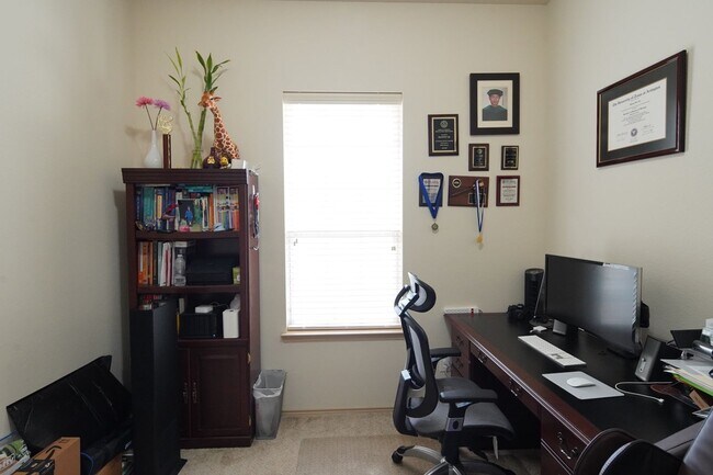 Building Photo - Spacious and well-maintained home located in the established community of Arlington!
