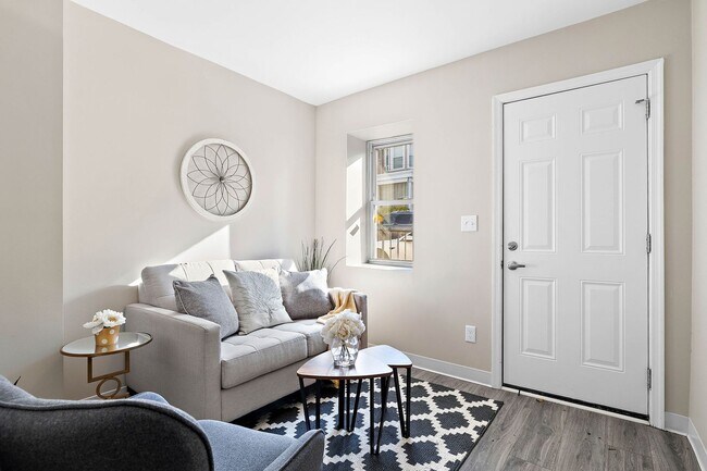 Building Photo - 1 Bedroom 1 Bath Townhouse for rent