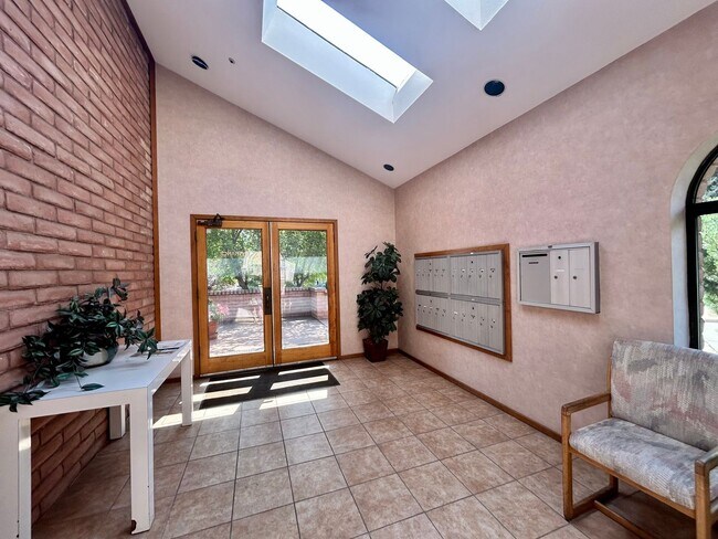 Building Photo - Spacious 2Bd/2.5Ba Luxury Loft-Style Condo...