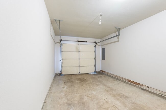 Building Photo - 4 Bed | 2.5 Bath Home with Garage, Yard & Modern Updates – SE Portland