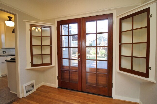 Building Photo - Spectacular 3 Bed English Tudor in the Per...