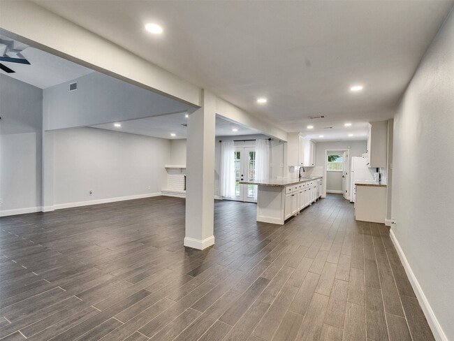 Building Photo - 2123 Quail Valley E Dr