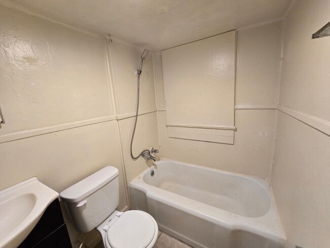 Building Photo - Hillside Ave #115