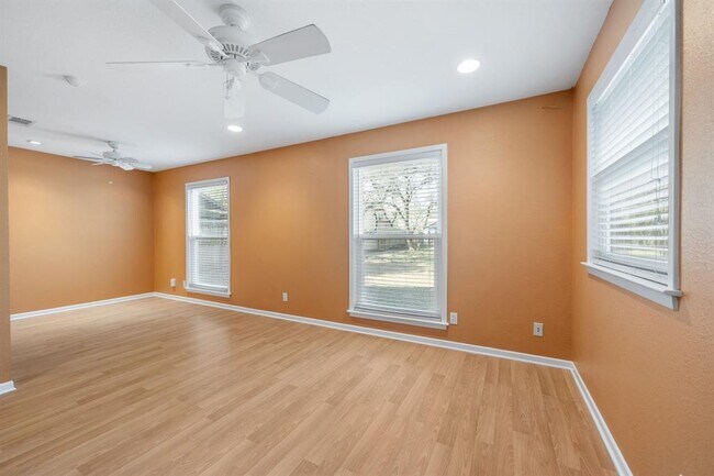 Building Photo - 11904 Highland Oaks Trail