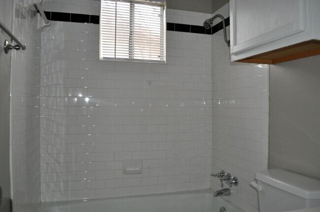 Building Photo - 908 Speer Ln
