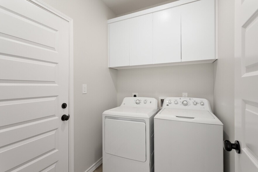 Building Photo - 313 E Moore Rd