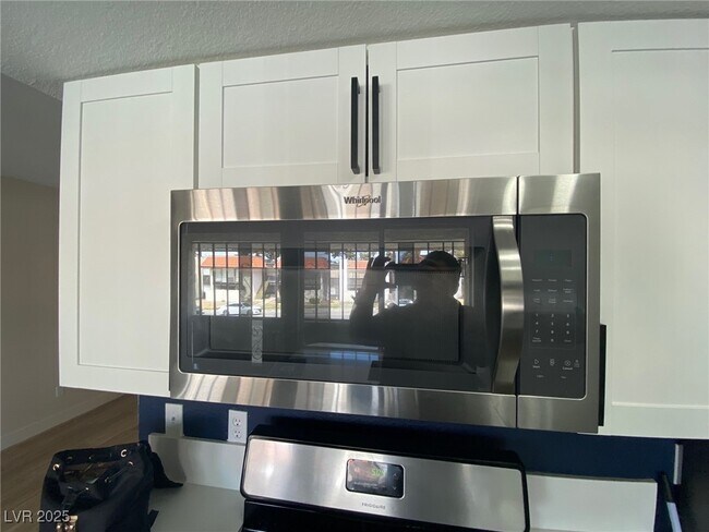 Building Photo - 1405 E Vegas Valley Dr