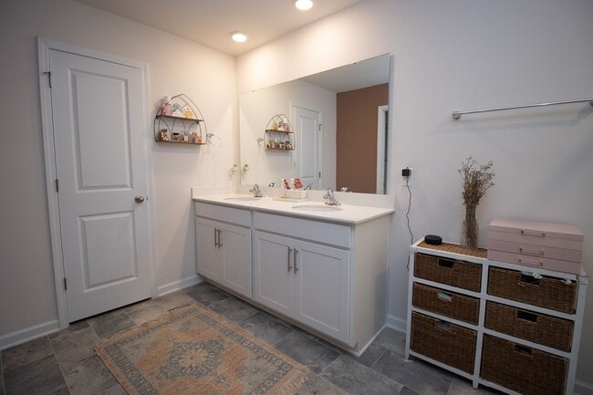 Building Photo - Stylish & Spacious 4 Bedroom Pet-Friendly Home in Bowden Village!