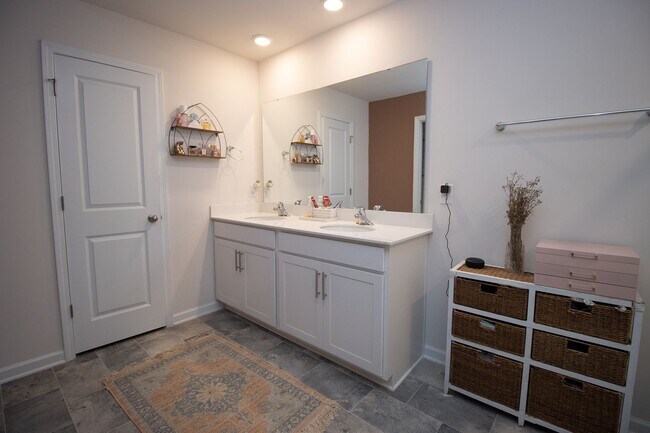 Building Photo - Stylish & Spacious Pet-Friendly Home in Bo...