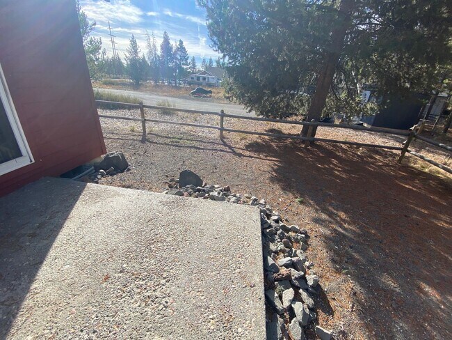 Building Photo - Quiet setting in La Pine!