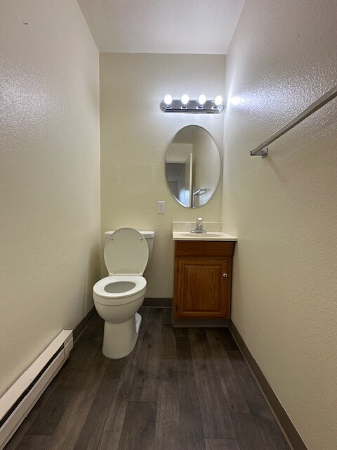 Building Photo - 2-Bedroom Apartment, 1.5 Bath, Downstairs,...