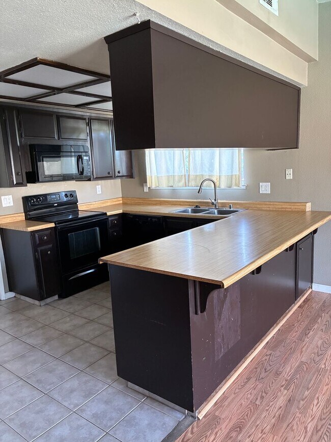 Building Photo - 3 Bedroom 2 Bath with Pool