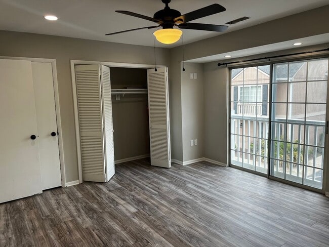 Building Photo - Totally Renovated and a Walk to the Beach!