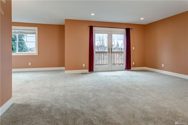 Building Photo - Seward Park 4 bedroom 3.5 bath Available now.