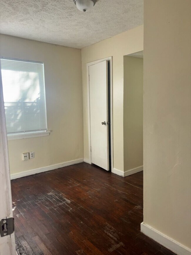 Building Photo - 5076 London Ln