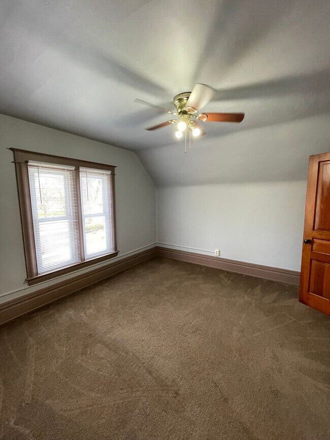 Building Photo - Three Bedroom Home in Kalamazoo