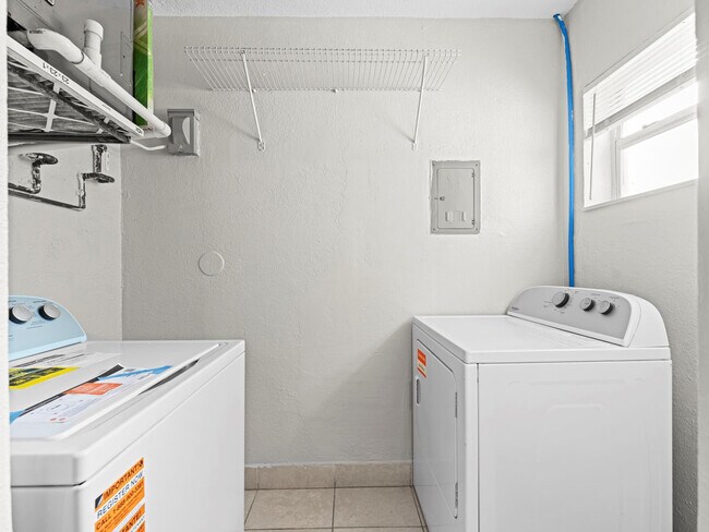 Building Photo - 21200 NE 12th Ct