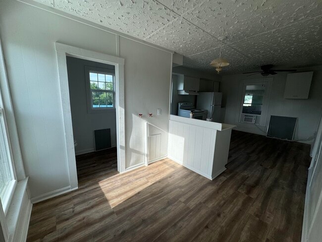 Building Photo - 361 E Main St