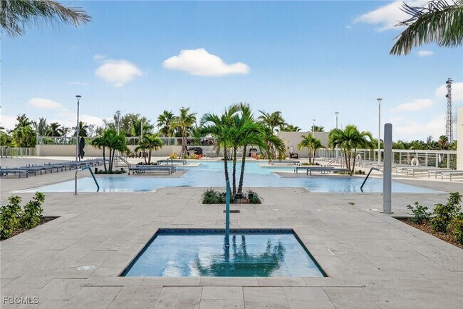 Building Photo - 3000 Oasis Grand Blvd