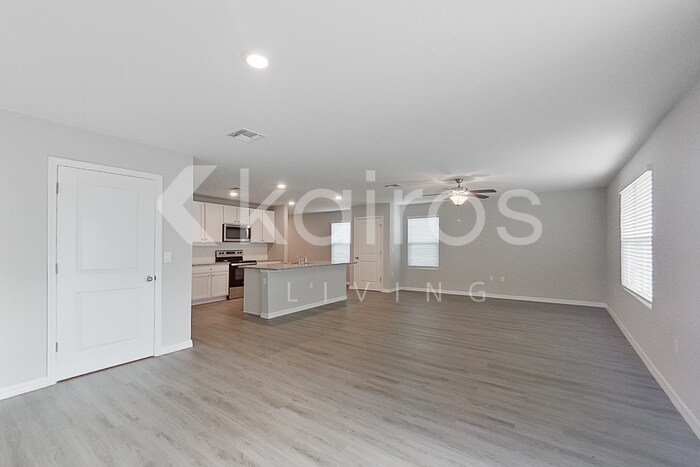 Building Photo - 8656 SW 43rd Ter