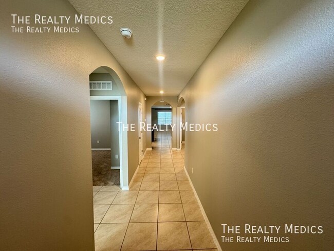 Building Photo - 404 Tanglewood Dr