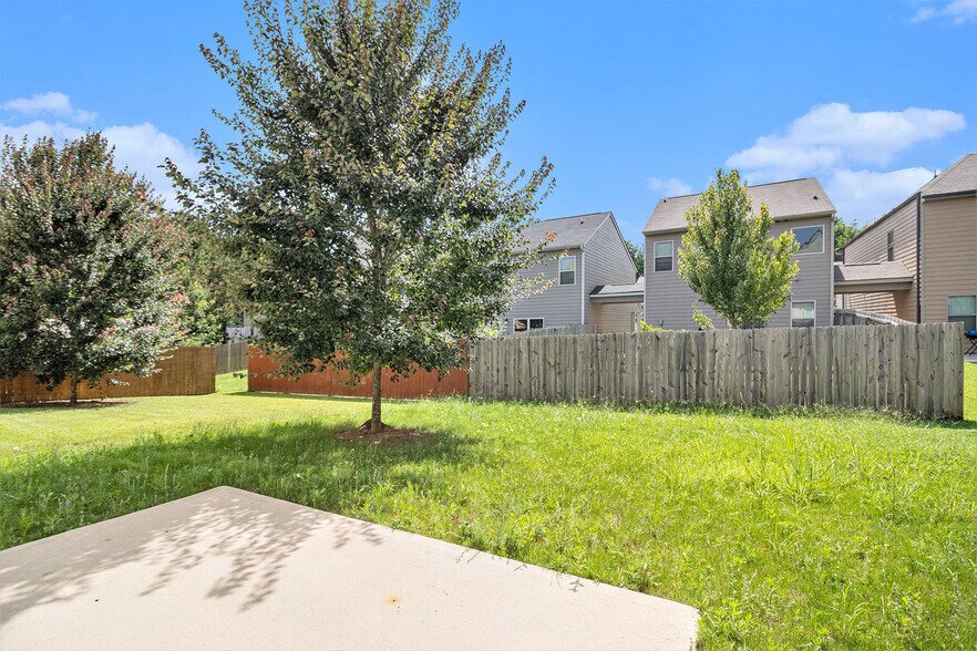 Building Photo - 3135 Hendrick Dr