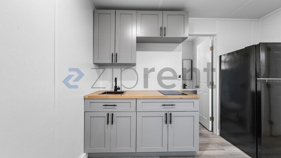 Building Photo - Unit B