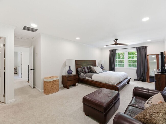 Building Photo - Freshly Refined Home with Generous Space and Timeless Appeal