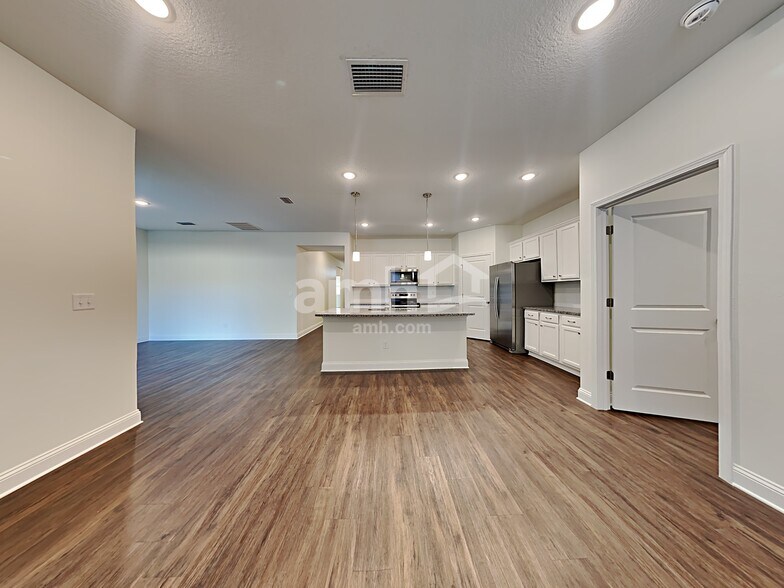 Building Photo - 219 Banyan Frst Dr