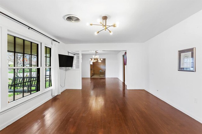 Building Photo - 803 Peach St