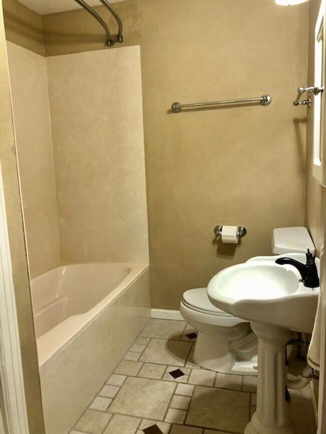 Building Photo - Stunning 3 Bedroom, 2 Bath Home in Univers...