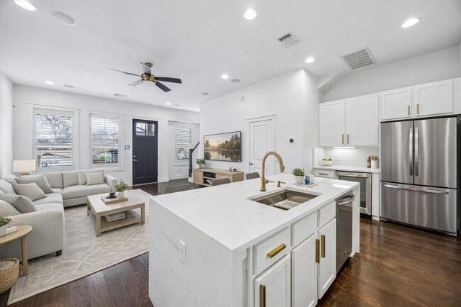 Building Photo - 2520 Bluebonnet Ln