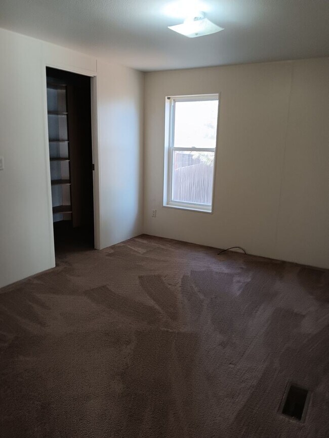 Building Photo - 4 Bed House in Cove