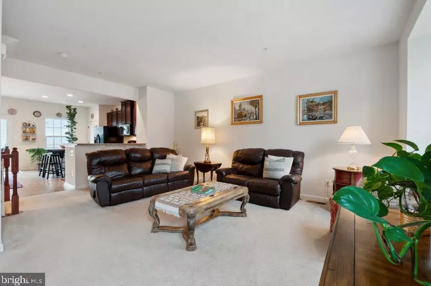 Living - 1280 Rannoch Ln