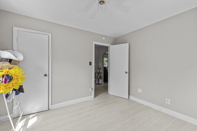 Building Photo - 4009 Maple Dr