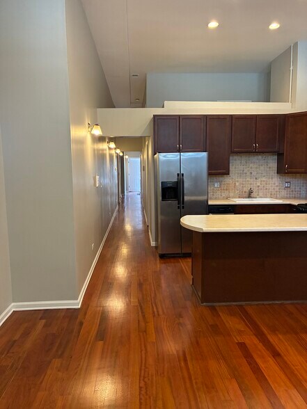 Building Photo - 521 N Racine Ave