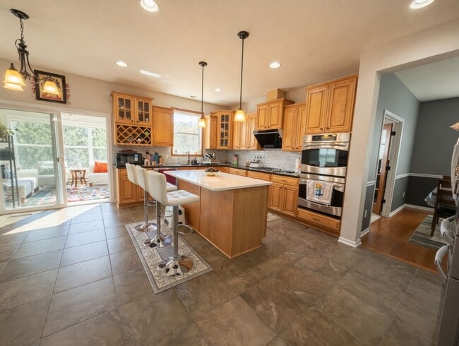 Building Photo - Rare executive rental in chanhassen! 5 beds no upgrade left behind!!!