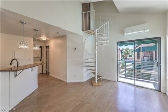 Building Photo - 460 Elm Dr