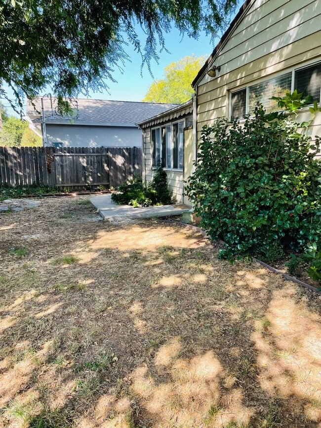 Building Photo - 3 bed /2 bath home in East Sac