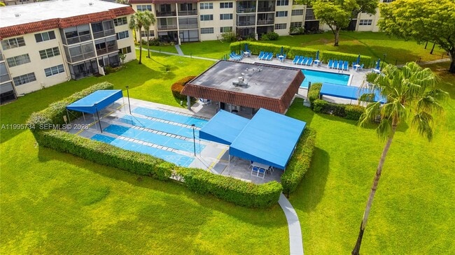 Building Photo - 9200 N Hollybrook Lake Dr