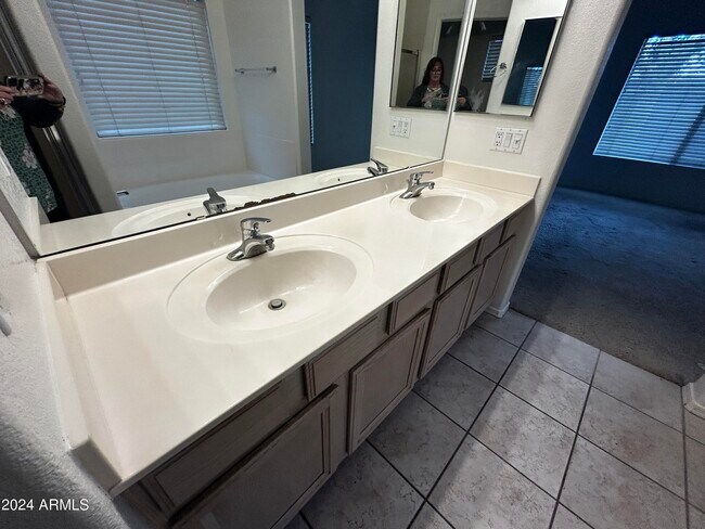 Building Photo - 755 W Baylor Ln