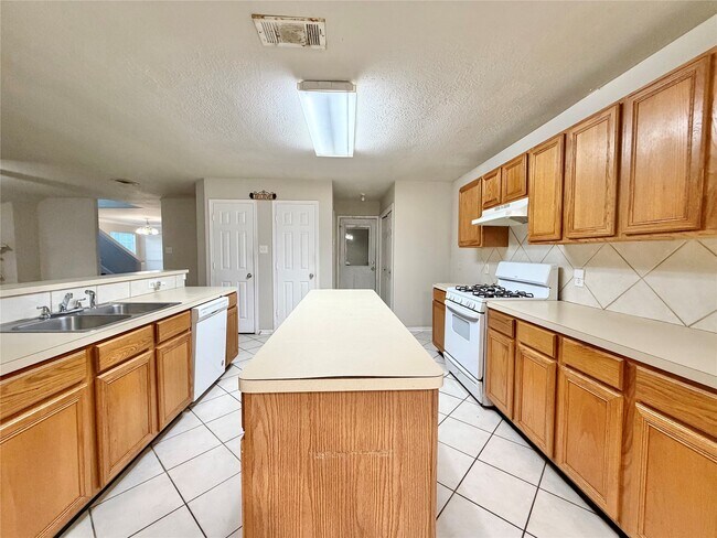 Building Photo - 6827 Autumn Thistle Dr