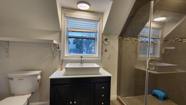 Building Photo - 513 S Brooks St