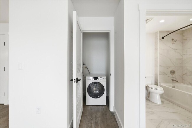 Building Photo - 180 Deer Park Ave