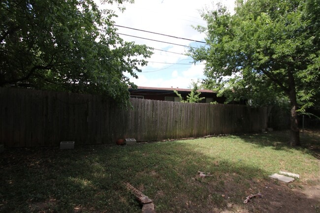 Building Photo - Great Three Bedroom House in Hyde Park Are...