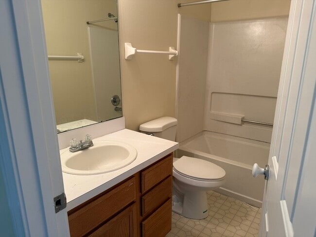 Building Photo - Beautifully remodeled 2BD, 2.5BA, Polaris ...