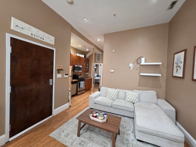 Building Photo - Convenient South End Location, Central Heat/AC, In-Unit Washer and Dryer, Private Deck.