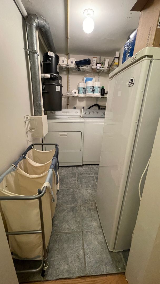 Building Photo - Spacious in SW