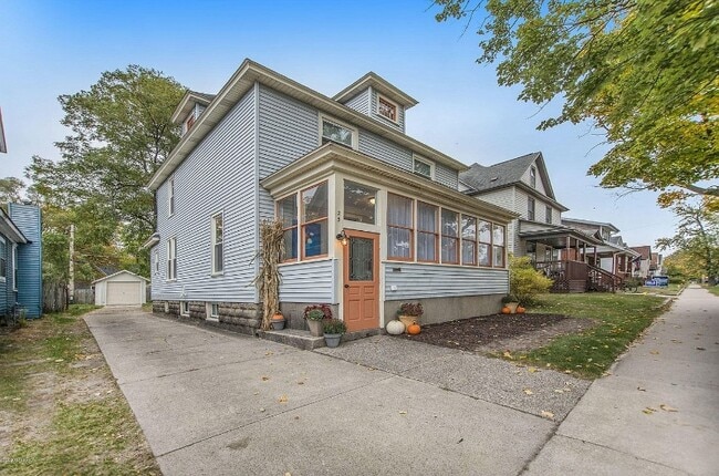 Building Photo - 25 E 16th St