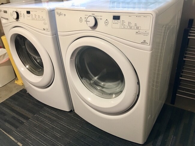 Building Photo - Stylish Townhome in Broadview